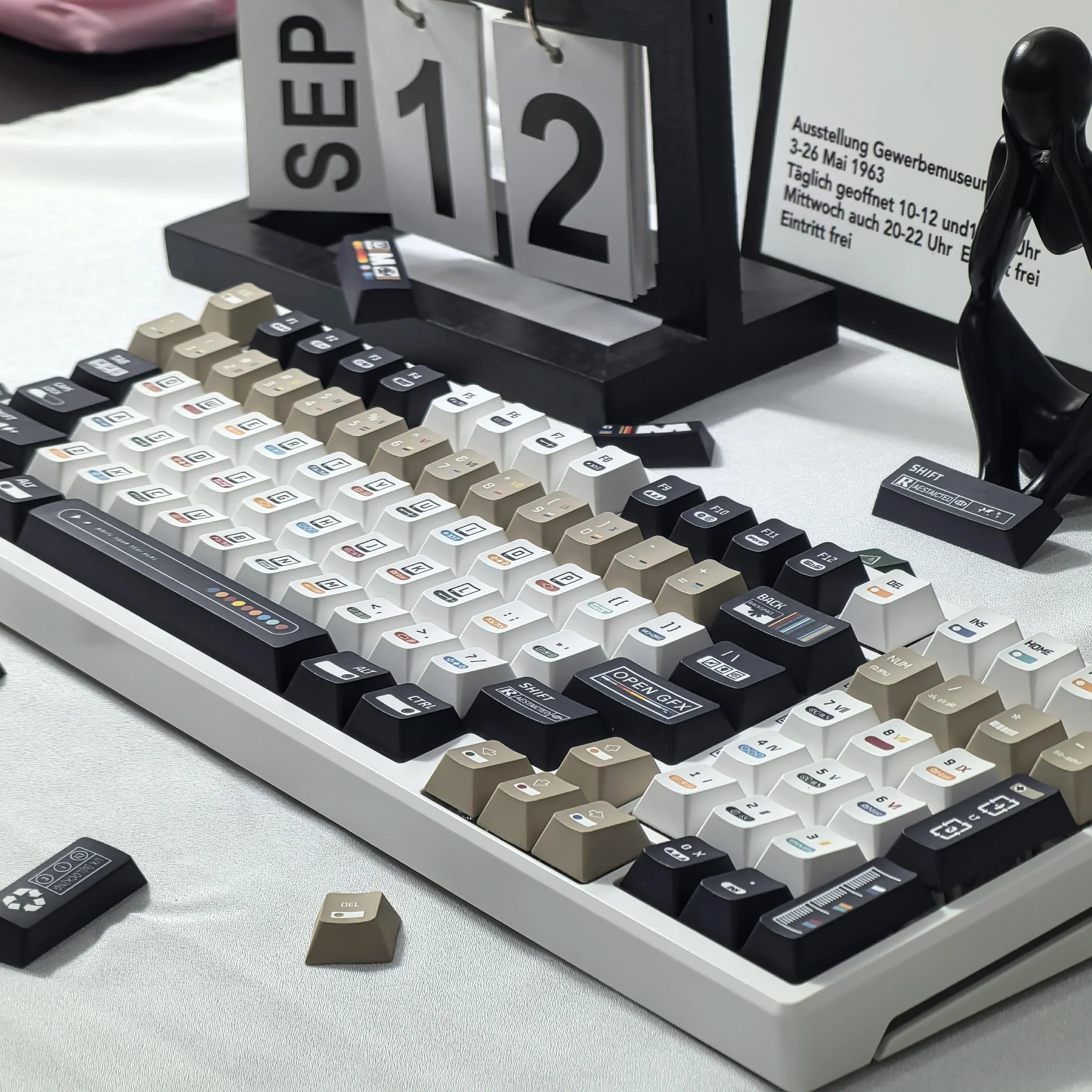 韩国键帽 极繁主义主题键帽 135 键樱桃 Pbt 俄语英语复古键帽黑白设计“L”形输入键